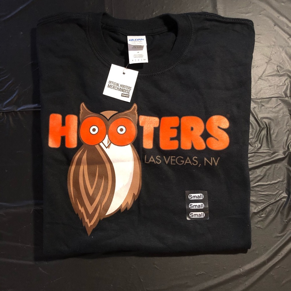 NWT Unisex Hooters tee